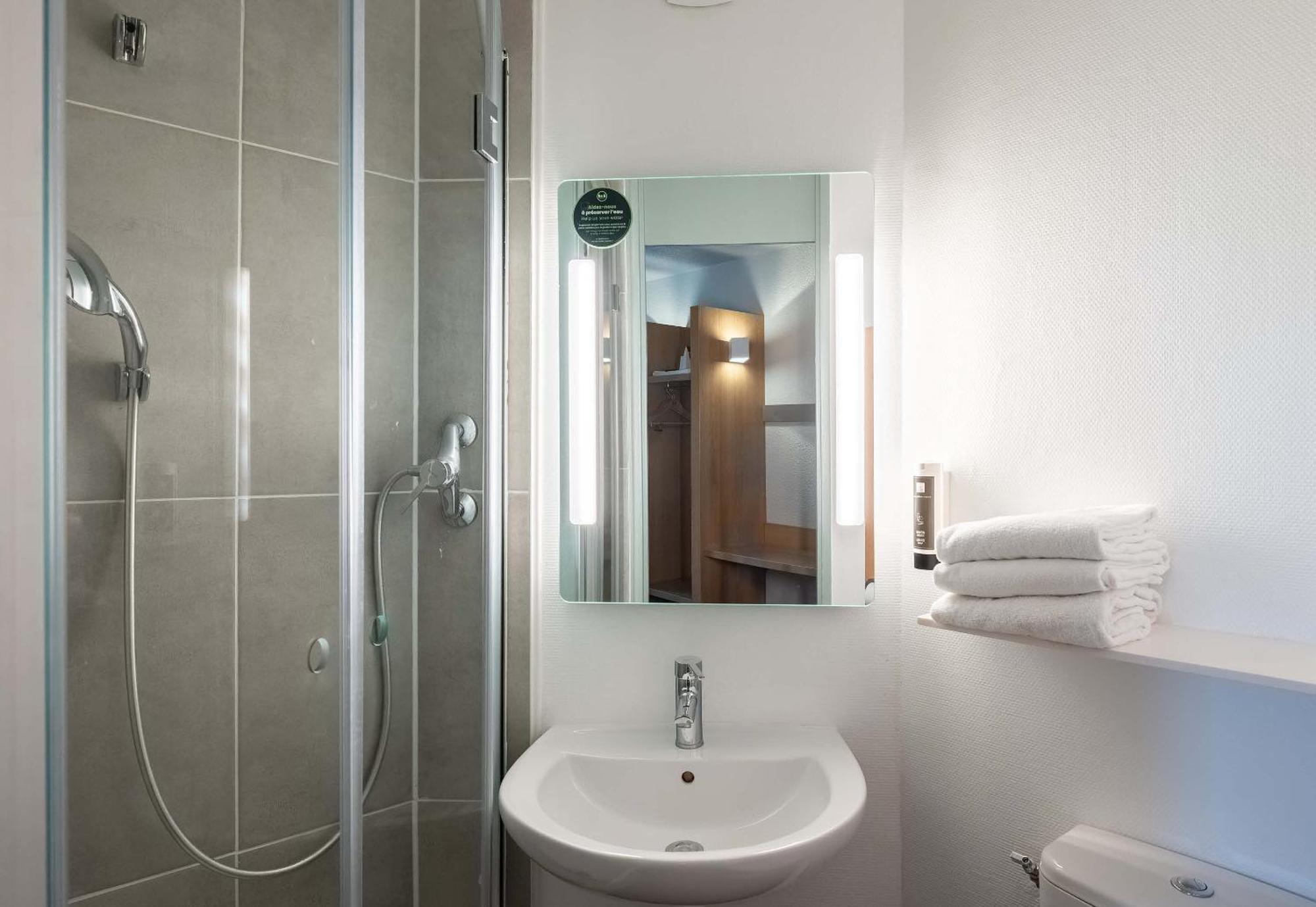 B&B Hotel Lille Lezennes Stade Pierre Mauroy Bagian luar foto