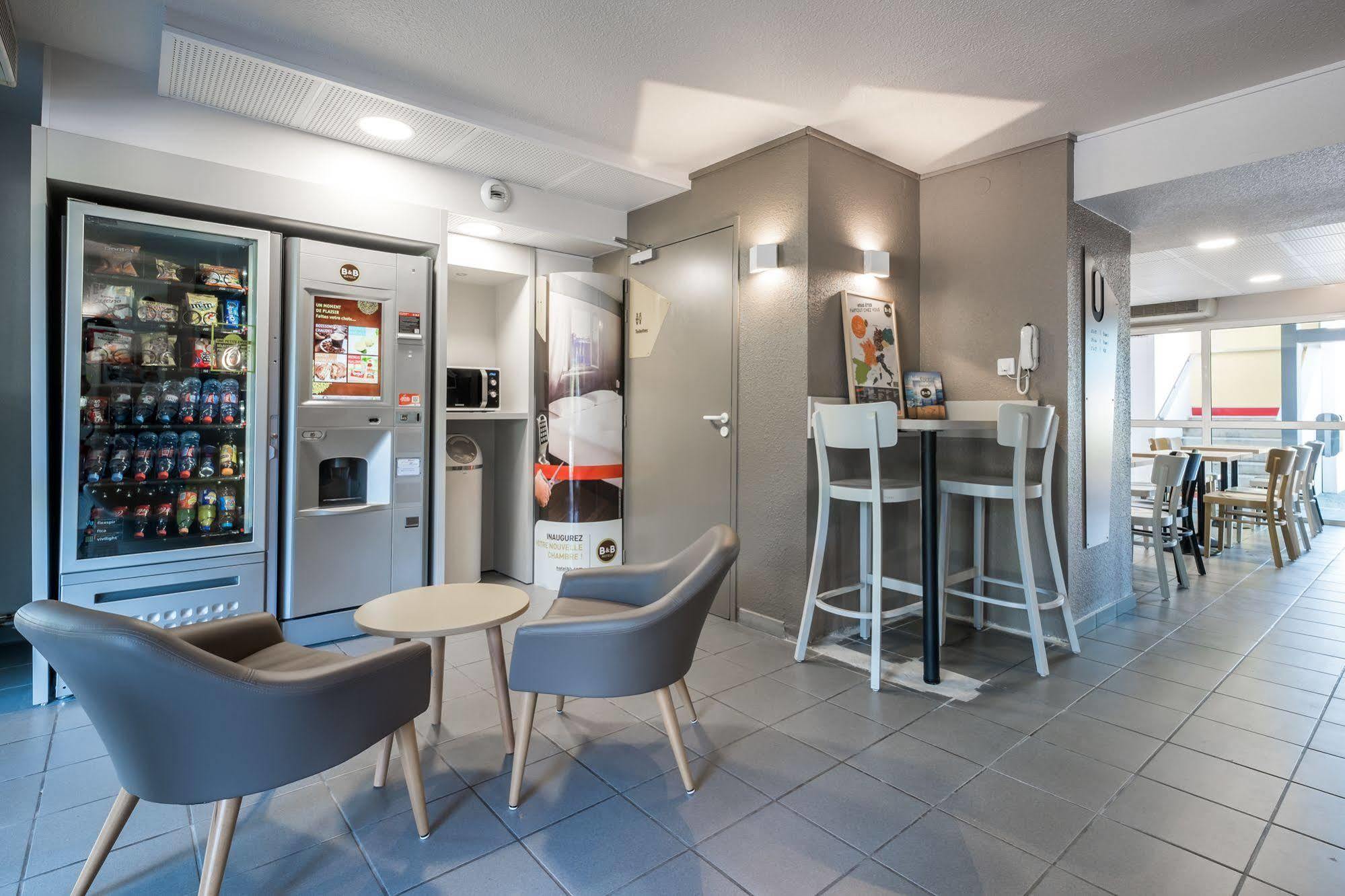 B&B Hotel Lille Lezennes Stade Pierre Mauroy Bagian luar foto